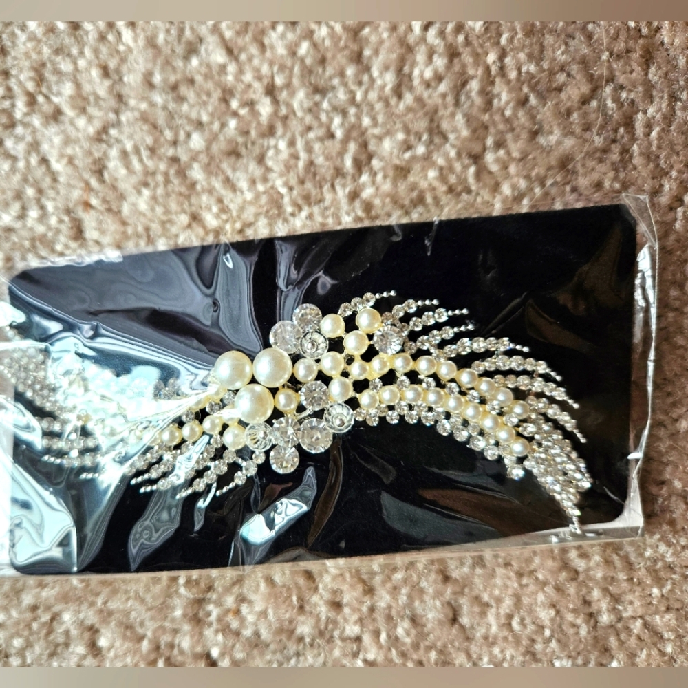 Elegant Pearl and Crystal Hair Accessory